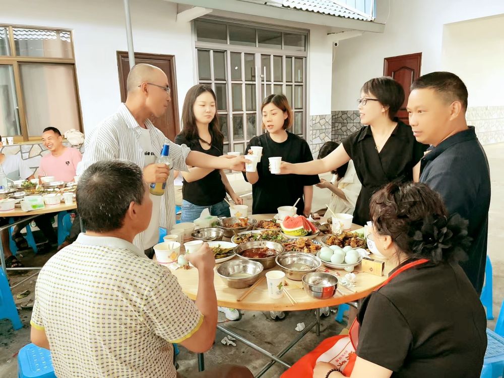 端午佳節(jié)即將來臨之際 四川博水環(huán)保 主管團(tuán)隊(duì) 攜節(jié)日禮品 ，向駐扎眉山工業(yè)園區(qū)污水處理廠項(xiàng)目駐地員工，送上深切的慰問和關(guān)懷